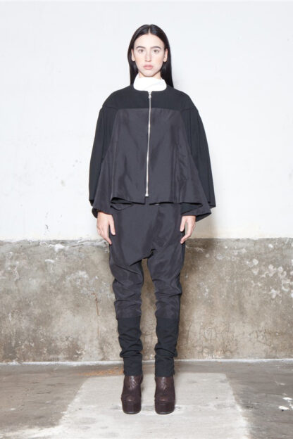 Txell Miras FW19-J54 capa negra + FW19-P32 baggy cruzado hebilla cupro black